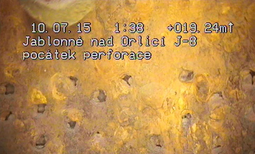 Obr. 6: Vrt J-8: Počátek perforace v hloubce