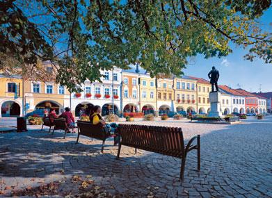 Váchala Návštěvu Portmonea se sytě barevnými stěnami, které zdobí postavy ďáblů, skřítků a duchů