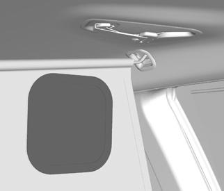 Stlačte konce horní tyče k sobě navzájem a nasaďte je do držáků na střeše A nebo B. Dejte pozor, aby se záklopka prostředního bezpečnostního pásu nacházela na pravé straně vozidla. 4.