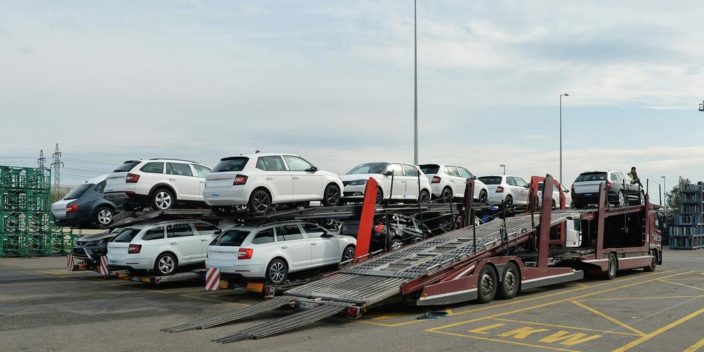 ŠKODA na cestě k zákazníkům ŠKODA AUTO je zastoupena na pěti kontinentech a na více než 100 trzích světa. Všem zákazníkům musí auta nejen vyrobit, ale i je k nim včas a bezpečně dopravit.