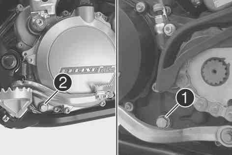 SERVISNÍ PRÁCE NA MOTORU 99 16.3Vypuštění převodového oleje x Nebezpečí opaření Motorový resp. převodový olej je při provozu motocyklu velmi horký. Používejte vhodný ochranný oděv a ochranné rukavice.