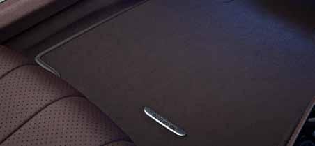 EXTERIÉR Kryt chladiče s hvězdou Mercedes uprostřed a dvěma lamelami v matné stříbrné iridium Výrazný přední/zadní nárazník s optickou ochranou proti podjetí ve stříbrném chromu 10paprsková kola z