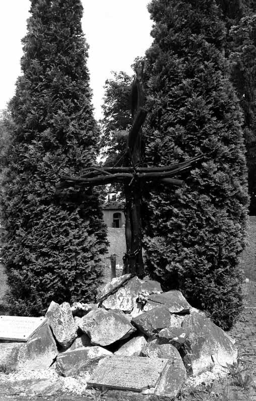 června 1951 byla tato žádost s odůvodněním, že uprchl, zamítnuta. Navzdory výše uvedenému byl ale transportován zpět do Hornoslavkovské uranové oblasti. Za přípravu útěku podkopem (18.