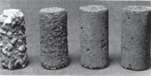 TÉMA TOPIC 4 Obr. 4 Degradace betonů působením kyseliny mravenčí 5% roztok, doba působení devět měsíců, obsah mikrosiliky 0, 10, 20 a 30 % z hmotnosti cementu (zleva doprava) Fig.
