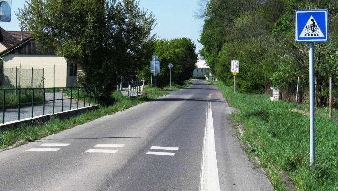 b) neintegrovaná třída, která může zahrnovat částečný zádržný systém, který, je-li použit ve spojení s pásem pro dospělou osobu, obepíná tělo dítěte nebo zadržuje zařízení, v němž je dítě umístěno,