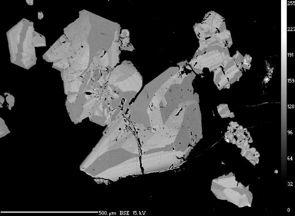 168 Bull. mineral.-petrolog. Odd. Nár. Muz. (Praha) 16/2, 2008. ISSN: 1211-0329 Obr. 26 Agregát krystalů rutilu se světlejšími zónami obohacenými W. BSE foto R. Škoda. Obr. 27 Ramanovské spektrum skoroditu z Horské Kvildy.