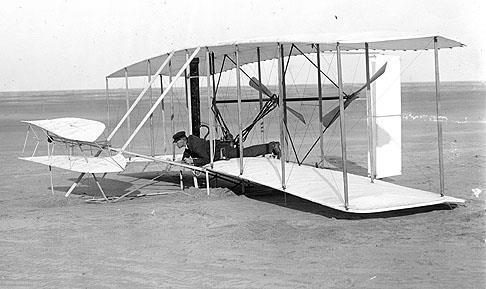 2 VÝVOJ OSOBNÍ LETECKÉ DOPRAVY 2.1 Počátky létání Letecká doprava patří k nejmladším způsobům cestování a přepravy. Její historie se začala psát až na konci 18. století.