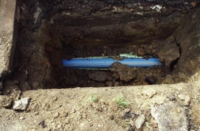 3.2. Bezvýkopová technologie Pipebursting Metodařízeného mikrotunelování Pluhování Relining Narůstající náklady na výměnu potrubních rozvodů způsobují, že použití