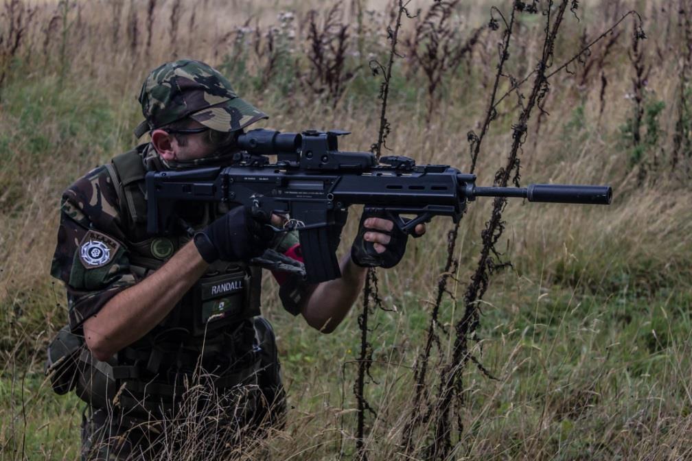 ÚVOD Airsoft je druh vojenského sportu, hra, zábava, koníček nebo pro někoho i životní styl. Můžeme jej chápat jako kreativně kooperační aktivitu.