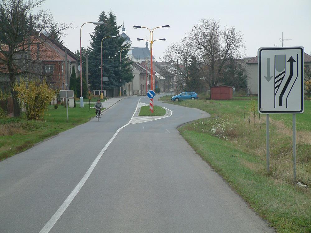 a) brány pro snížení rychlosti na vjezdech do obcí -