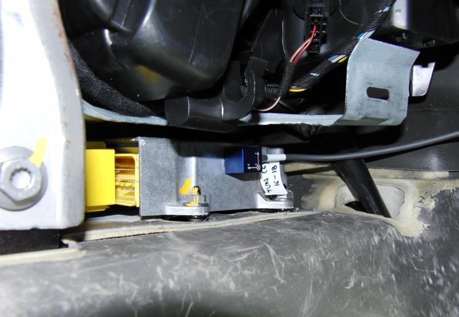 Airbag aktivace vak z polyamidové tkaniny, inflátor (roznětka s vyvíječem plynu pyro-patrona), řídící jednotka airbagu, snímač