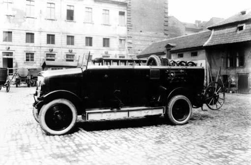 Hasičská technika c) práškový hasicí automobil (PRHA), d) kombinovaný hasicí automobil (KHA). Automobil pro přepravu osob Hasičský automobil určený pro přepravu hasičů a jejich vybavení.