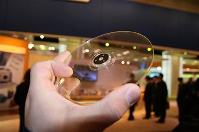 Holografické disky (Holographic Versatile Disc) - data jsou v nich - na rozdíl od CD nebo DVD - zapisována trojrozměrně, První komerční mechaniku pro