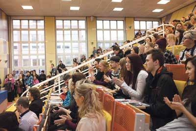 Spolupráce se středími školami /Cooperatio with High Schools Kotakt se středími školami je pro fakultu ezbytý i s ohledem a pokles počtu středoškoláků, který je způsobe epřízivým demografickým