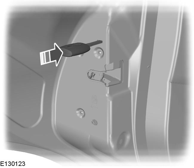 Zámky Grand C-MAX Systém bezklíčového ovládání nebude funkční v případě, že: Je vybitá autobaterie vozidla. Jsou zaplněny frekvence pasivního klíče. Je vybitá baterie pasivního klíče.