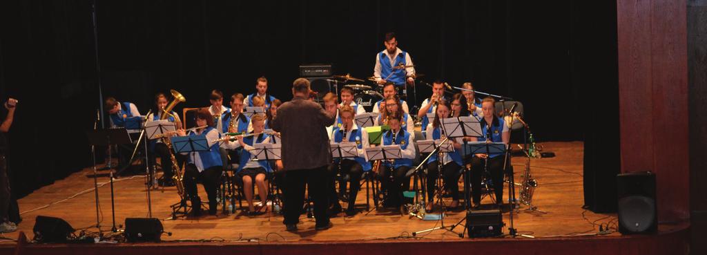 Ovšem jak šel čas - někteří hráči odcházeli, jiní přecházeli a charakter orchestru se měnil. Velké nátrubkové nástroje se vytrácely a bylo nutné je nahradit saxofony a basovou kytarou.