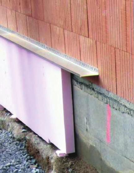 Radonové mosty se mohou vyskytovat zejména u staveb s obvodovými stěnami z tvarovek se svisle orientovanými dutinami a u lehkých sendvičových konstrukcí na bázi dřeva nebo oceli.