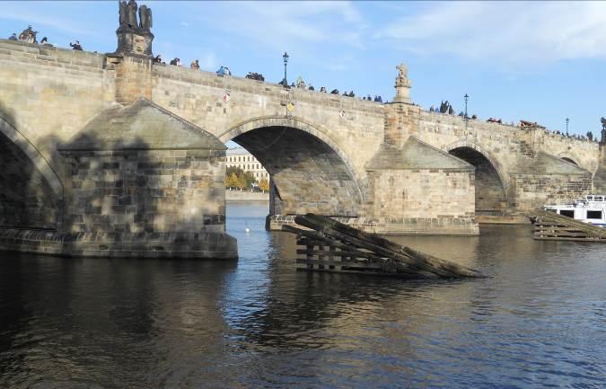 KARLŮV MOST úvodní text Karlův most je nejstarší stojící most přes řeku Vltavu a druhý nejstarší stojící most v České republice.