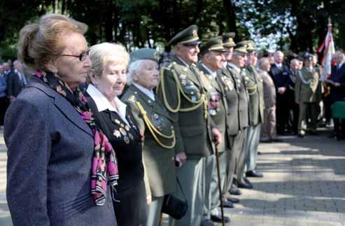 .. Mina mu utrhla ruku Stáli jsme na kraji lesa a nepřítel byl před námi. Museli jsme přejet přes louku, která byla obklíčena Němci. Všude kolem nás se váleli mrtví.