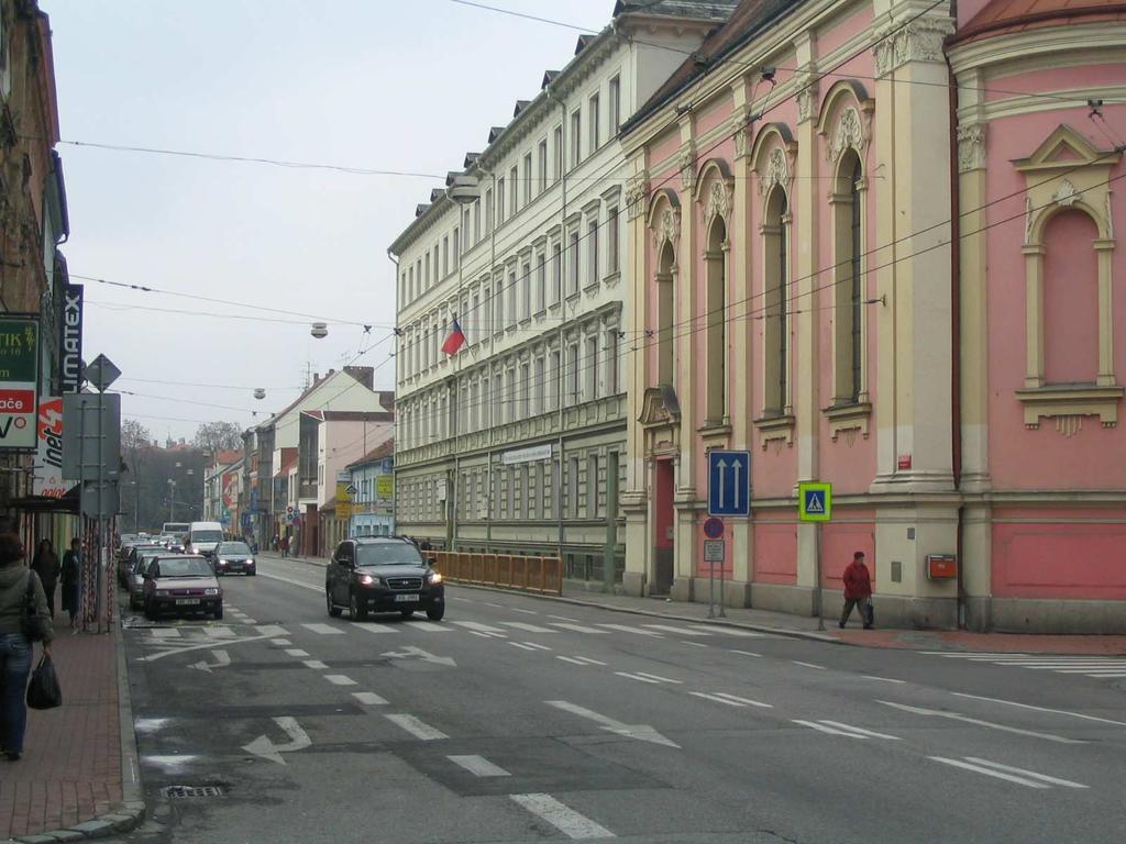 Současné uspořádání městské třídy, kde mezi ulicemi Na Sadech a Nádražní najdeme pouze jediný nedělený přechod pro chodce, je zcela nevyhovující. Drobnou úpravou prošla pozice zastávky MHD Jeronýmova.