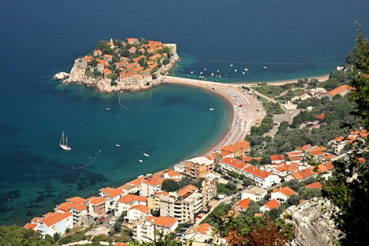 celého světa. Sveti Stefan je skalnatý ostrůvek spojený s pevninou krátkou šíjí.