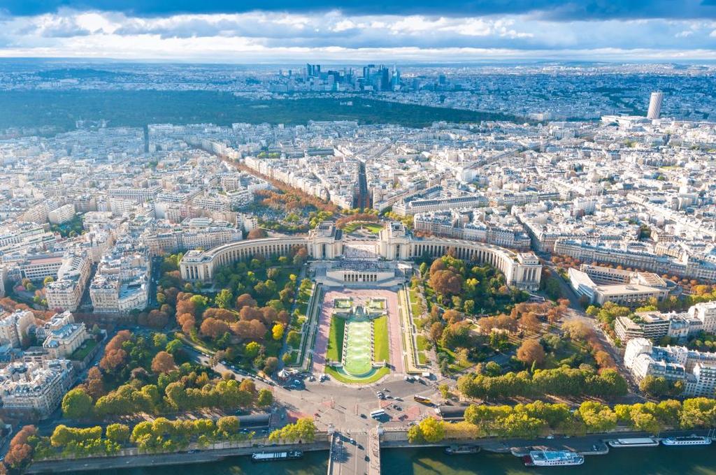 4. den Po snídani se autobusem přesuneme do slavné bohémské čtvrti Montmartre. Kopec je nejvyšším přirozeným bodem Paříže, na vrchol vede lanovka nebo schodiště o 222 schodech.