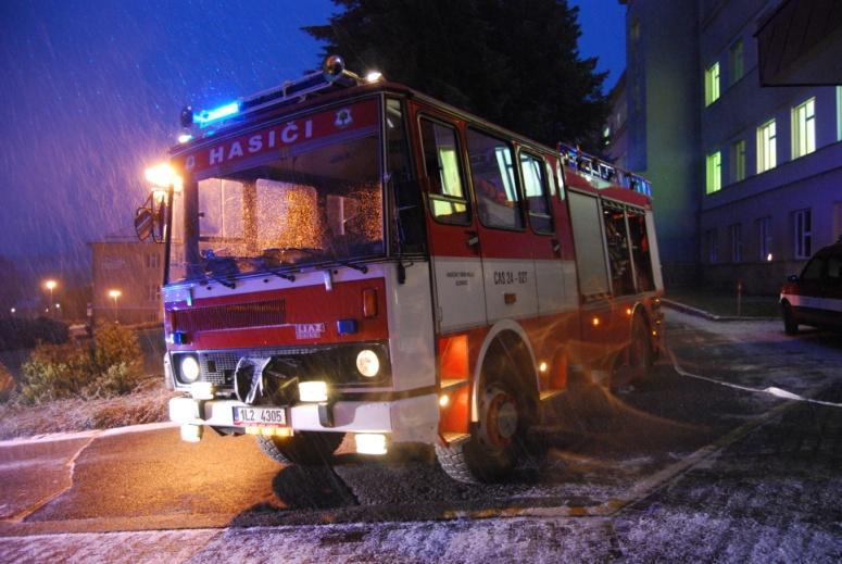 Malování - Malovalo se na odděleních: Porodnice; Interna; ARO; opravy maleb na neurologii. Opravy budov byla provedena revize a oprava venkovní kanalizace u nové polikliniky a hlavní budovy.