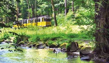 Tramvaj Kirnitzschtalbahn Tato 8 km dlouhá trasa meziměstské tramvajové dráhy Kirnitzschtalbahn začíná u lázeňského parku města ad Schandau a vede údolím Kirnitzschtal až do konečné stanice