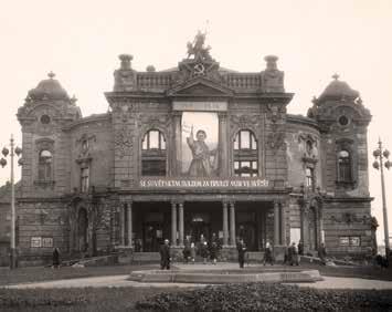 Známý architekt Karel Kotas, který je autorem funkcionalistické podoby Obchodního domu Brouk a Babka (dnes Dům knihy Knihcentrum), předložil v roce 1931 návrh na rozšíření prostoru šaten a balkónu