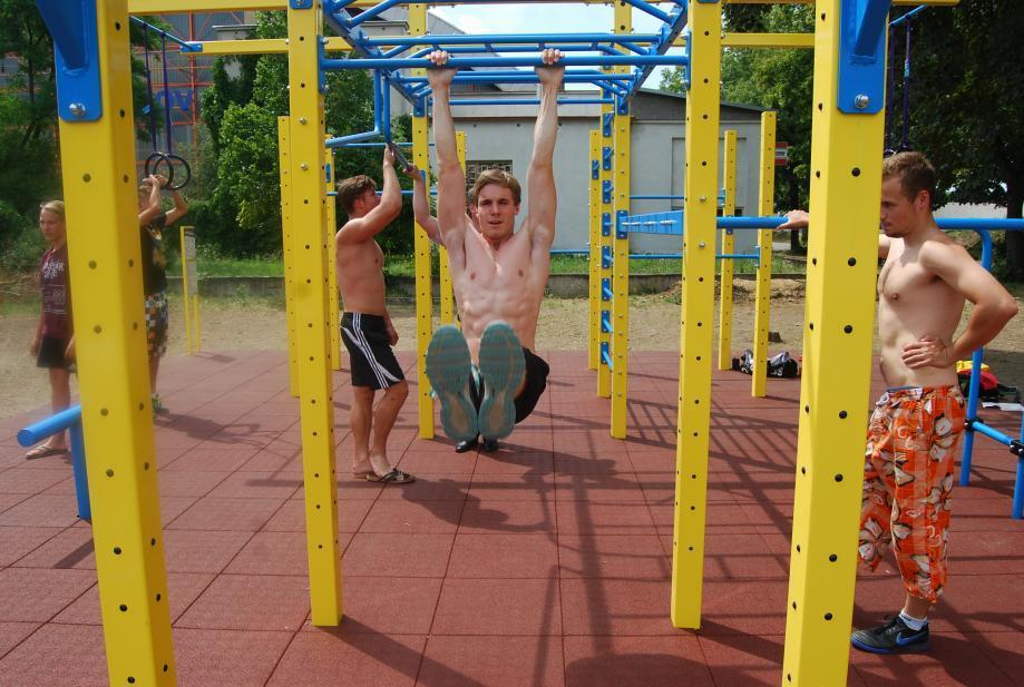 Vybudování workout hřiště Workoutové hřiště bylo vybudováno v červnu 2016 ve sportovním areálu na Kostelecké ulici.