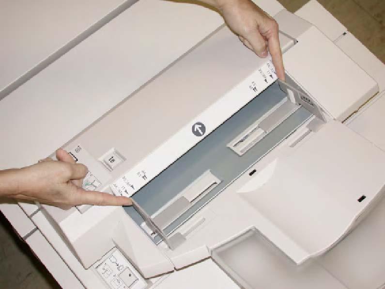 Standardní finišer nebo finišer s vazačem brožur 3. Vložte papír nebo záložky a zarovnejte je s přední stranou zásobníku. a. Pokud je papír předtištěný, vložte jej potištěnou stranou směrem nahoru. b. Jestliže vkládáte záložky, vložte je tak, aby strana se záložkou vstupovala do přístroje jako první (ve směru šipky na předchozím obrázku).