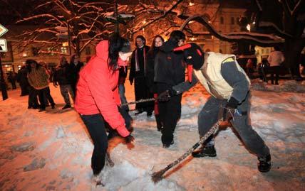 Strana 2 Kalendář akcí na Šumavě 2. 12. 2014 / Víťa Marčík / Lenora / vánoční představení od 19 hodin v sokolovně. www.lenora.cz 3. 12. 2014 / Dva sněhuláci / Prachatice, Městské divadlo / od 15 hodin, tel.