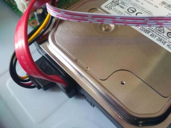 balení přišroubujte harddisk k NVR zařízení. 4.