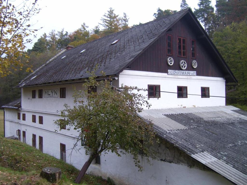 4.2 Mlýn v Leskovci u Březové Zkoumaný vodní mlýn (Obr. 24) se skládá ze čtyř podlaží. Nachází se v údolí potoka Gručovka pod dvěma rybníky. První zmínky o této stavbě pochází z roku 1720.