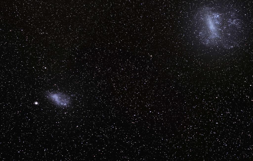 Obr. 1. Snímek Velkého a Malého Magellanova mračna (foto ESO) zobrazuje značnou část jižní oblohy. Úhlová vzdálenost mezi oběma mračny je přibližně 20 stupňů.