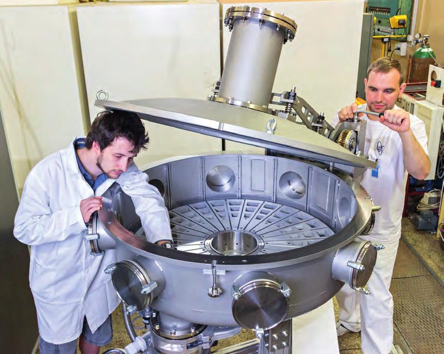 Nová vakuová komora pro studium reakcí na neutronových generátorech oddělení jaderných reakcí (foto: Ondřej Lukáš) při srážce dostatečně zahřeje, přejde do stavu s vlastnostmi blízkými plynu.
