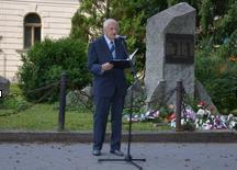 17 Asi pět desítek lidí se v neděli dopoledne sešlo u památníku Smírčí kameny v Tyršově ulici v Jihlavě.