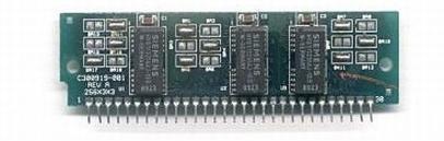 Jak napovídá obrázek 6.1, SIMM s 30 kontakty měly menší kapacitu (256 kb, 1 MB a 4MB), zatímco SIMM s 72 kontakty byly objemnější (4 MB, 8 MB, 16 MB a 32 MB) [22].