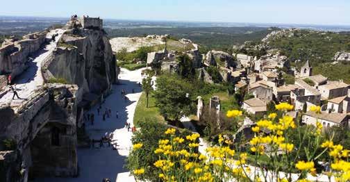 Chateauneuf-du-Pape Avignon Pont du Gard Roussillon Les Baux-de-Provence Camarque Arles 1. DEN Odjezd z Hradce Králové v 8.00 hodin.