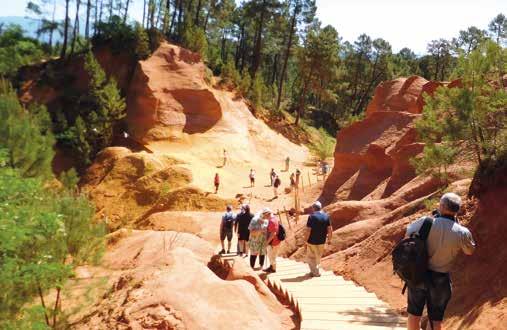 Návštěva centra a fotografická turistika mezi tvarově a barevně různorodými útvary v barevných nalezištích hlinky Colorado Provencal.