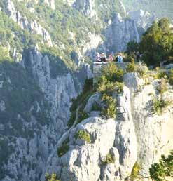 Grand Canyon du Verdon městečka Cassis, prohlídka přístavu, výlet lodí po chráněných Calanques (oblast vápencových skal, úzkých hlubokých zátok s oslnivě tyrkysovou vodou).