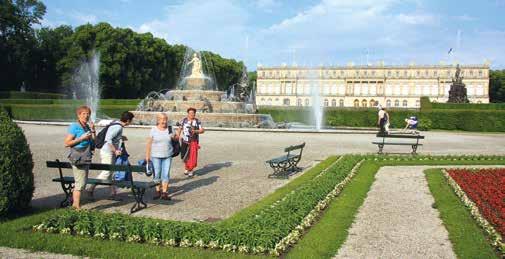 krále Ludvíka II. Bavorského se slavným zrcadlovým sálem a nádherným parkem s mnoha fontánami. Zámek je pro svoji krásu nazýván Versailles Bavorska.