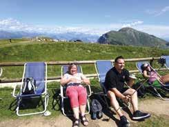 Možnost koupání nebo lodního výletu okolo celého poloostrova s výhledy Monte Baldo vyhlídky na okolní hory, na honosné soukromé vily a