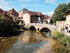 Odpoledne Besancon, hlavní město regionu. Procházka historickou částí vystavěnou v ohybu řeky Doubs s dominantní pevností ze 17.
