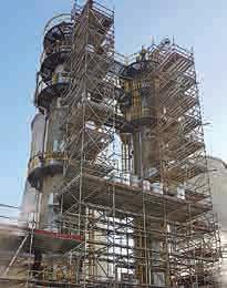 43 Konkrétní nabídka prací: Průmyslová lešení pro realizaci izolace potrubí a dalších výrobních zařízení v průmyslových objektech Průmyslová lešení okolo sil, reaktorů, kolon a komínů Prostorová