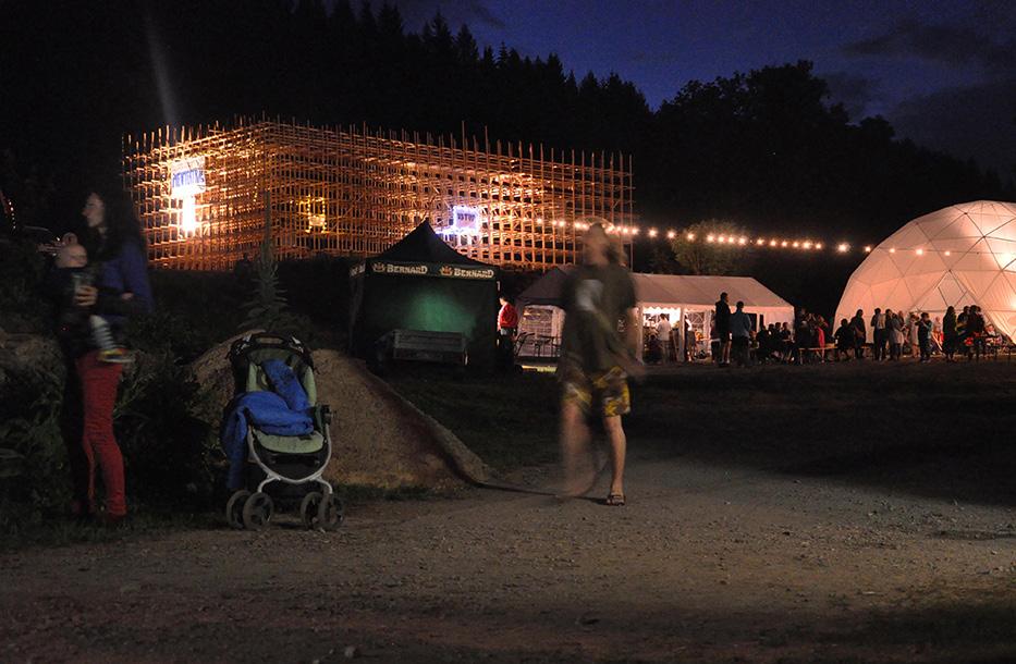 Jedním z velkých lákadel festivalu byla také stavba divadelní scény. Té se letos zhostil ateliér H3T architekti.