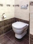 Oddělením WC pak vzniká luxusní koupelnový prostor s maximálním komfortem i pro početnou rodinu.