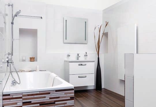 Bílý obklad i zařízení koupelny jsou tak čisté a lehké, že je musí držet