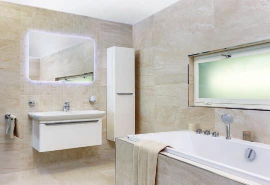 Zajímavě podsvícené zrcadlo umocní kontrast koupelnového zařízení a mramoru.