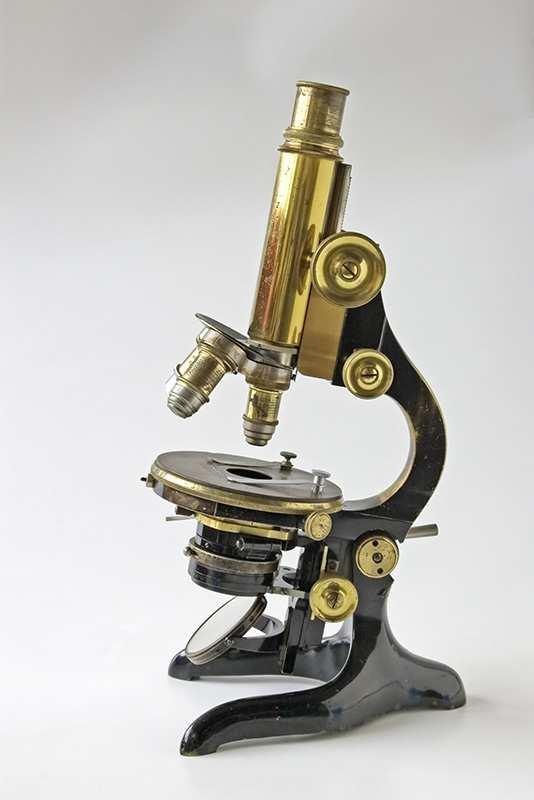 Historie 1590 Holanďané Zacharias Jansen (jednoduchý mikroskop se zvětšením 9x ) a Anthony van Leeuwenhoek (275x ) 17.